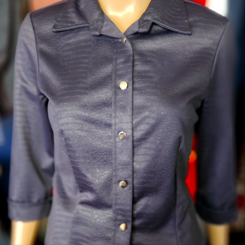 Mirrors dark gray faux reptile print button down blouse sz M